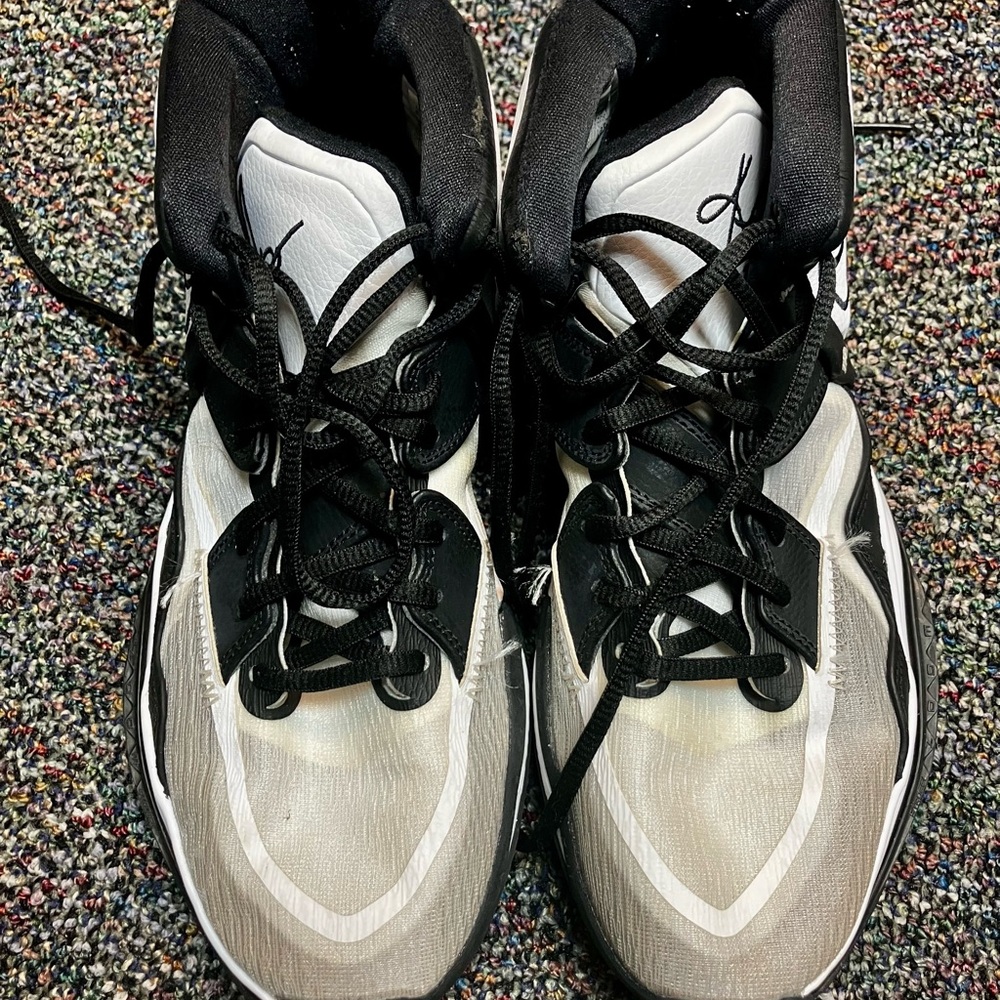 Kyrie Nike Gray and White Sneakers